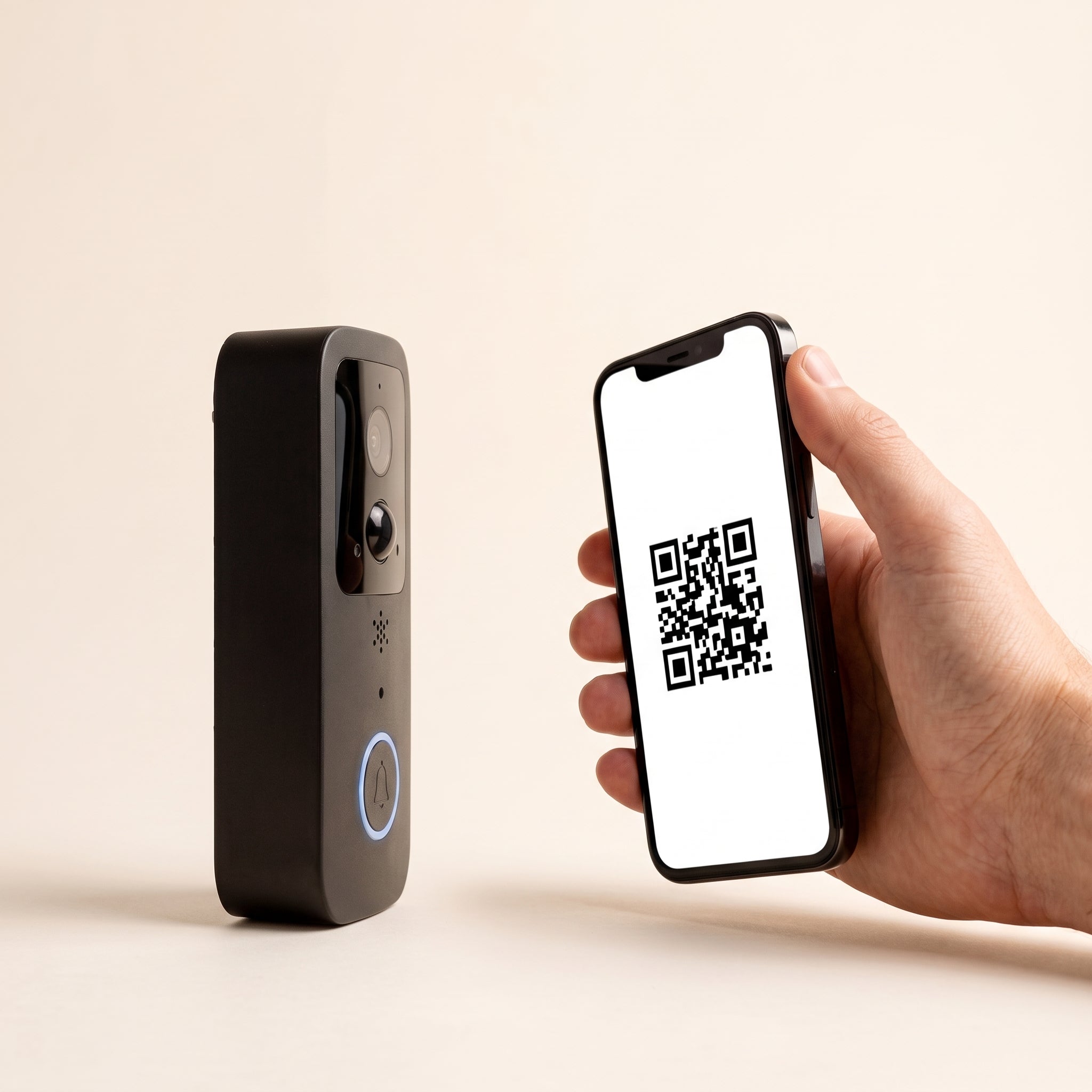 Un smartphone présente un QR code à l'objectif de la sonnette vidéo Domvy, posée face à lui